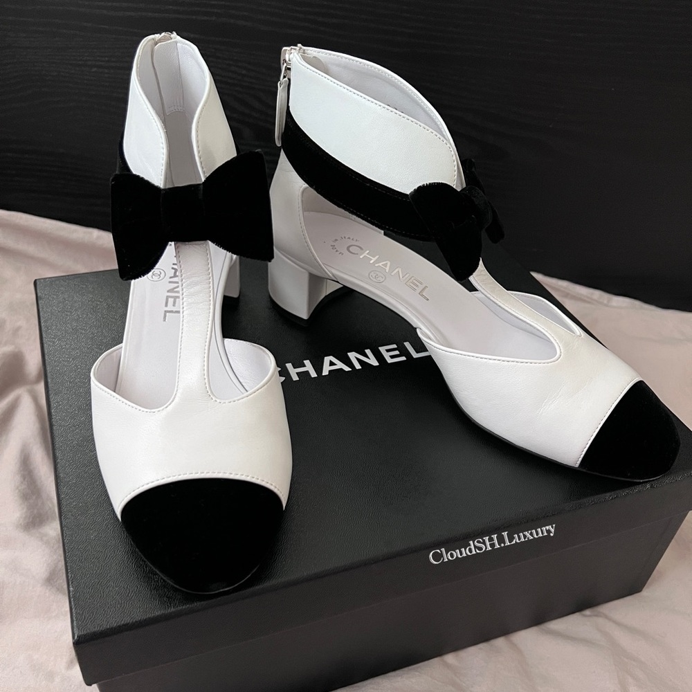 Auth Chanel White/ Black Leather Velvet Bow Pumps -Size.37.5  (PreLoved) - Picture 3 of 15